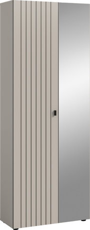 Zweitüriger Kleiderschrank in Beige und Grau mit vertikalen Streifen und schwarzem Griff, schräg von vorn in leichter Seitenansicht dargestellt