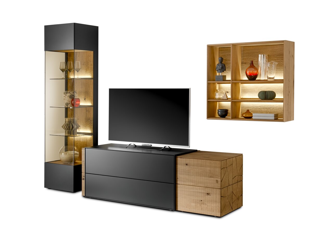 Moderne wandcombinatie met tv-kast, vitrinekast en wandplank in houtlook, zijaanzicht