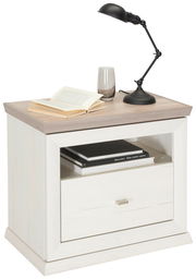 Nachtkommode CAMRON in heller Holzoptik mit einer Schublade und einem offenen Fach, darauf eine schwarze Tischlampe, ein Glas und ein aufgeschlagenes Buch, Perspektive von vorne.