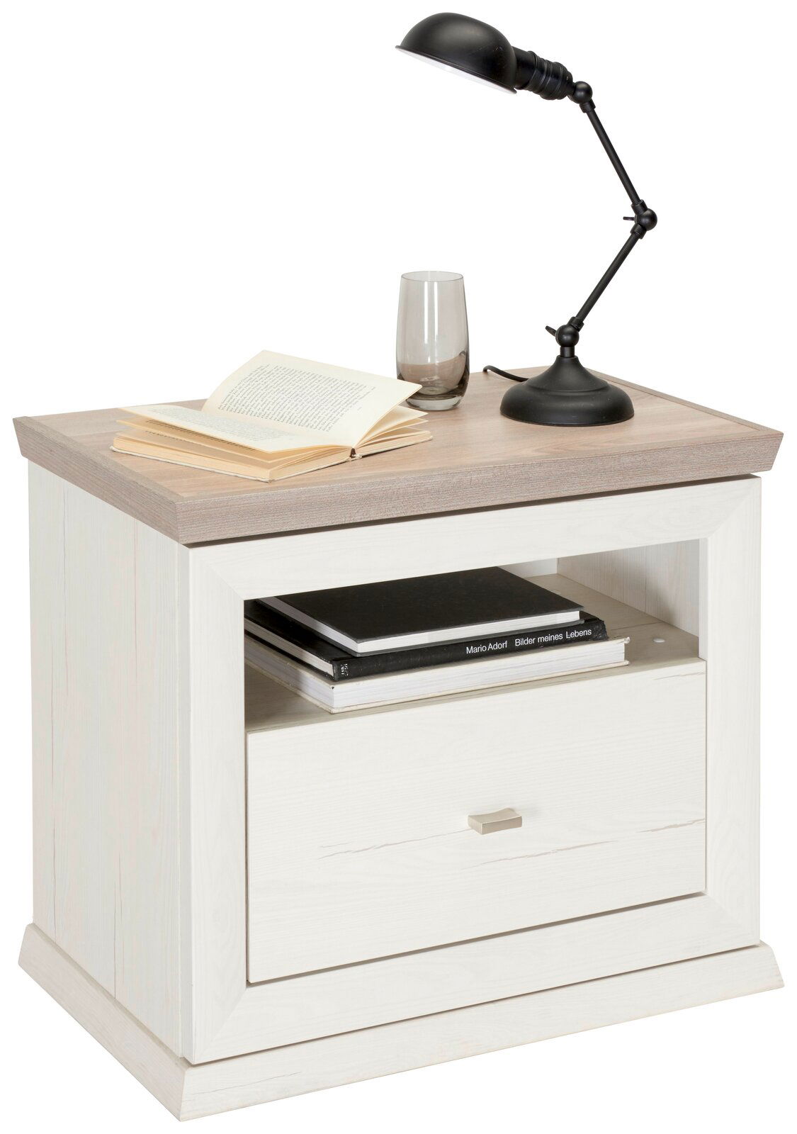 Hom´in Nachtkommode CAMRON Nachtkommode CAMRON in heller Holzoptik mit einer Schublade und einem offenen Fach, darauf eine schwarze Tischlampe, ein Glas und ein aufgeschlagenes Buch, Perspektive von vorne.