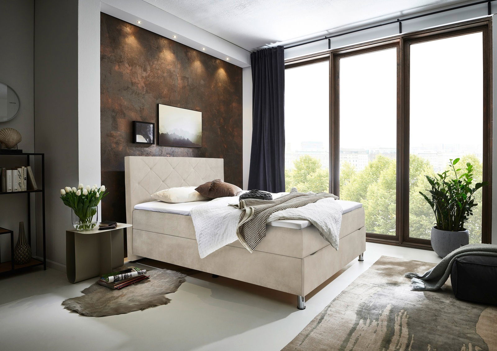 Modernes Boxbett in einem stilvollen Schlafzimmer mit großen Fenstern, seitliche Perspektive