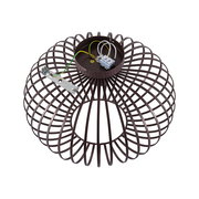 Moderne Deckenleuchte aus braunem Metall mit offenem, kugelförmigem Design, von oben betrachtet.