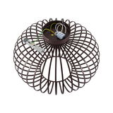 Moderne Deckenleuchte aus braunem Metall mit offenem, kugelförmigem Design, von oben betrachtet.