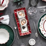 Vogelperspektive auf ein festliches Dip-Set mit weihnachtlichen Motiven, bestehend aus einer rechteckigen Platte und zwei kleinen Schalen, dekoriert in Rot und Weiß.