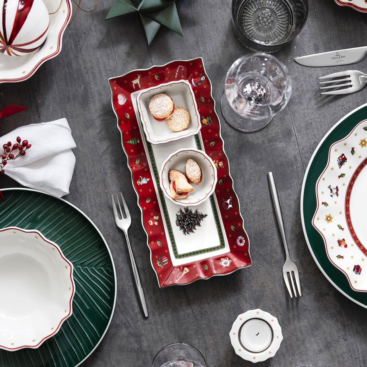 Villeroy & Boch Toy's Delight Dip-Set 4-teillig Vogelperspektive auf ein festliches Dip-Set mit weihnachtlichen Motiven, bestehend aus einer rechteckigen Platte und zwei kleinen Schalen, dekoriert in Rot und Weiß.