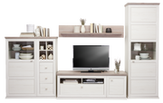 Wohnwand in heller Holzoptik mit mehreren Schränken, Regalen und einem TV-Schrank, frontal betrachtet.