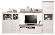 Wandmeubel in lichte houtlook met diverse kasten, planken en een tv-meubel, gezien vanaf de voorkant.