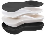 Explosionsansicht eines ergonomischen Sitzkissens in verschiedenen Schichten und Farben, seitliche Perspektive