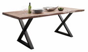 Moderner Esstisch aus Holz mit X-förmigen Metallbeinen, seitliche Perspektive