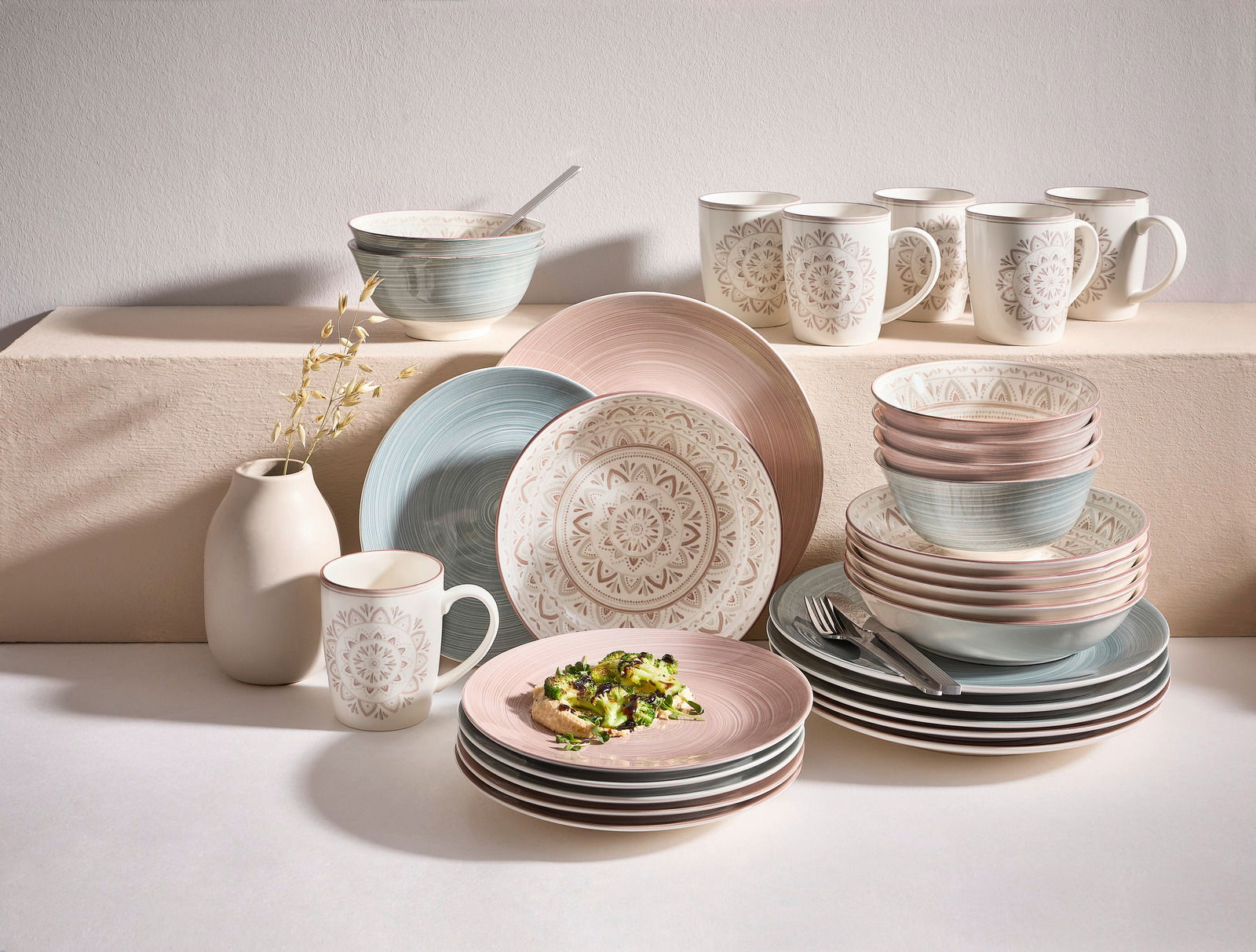 Ritzenhoff & Breker Kombiservice 30-tlg. VALENCIA Porzellan-Set Valencia 30-teilig in sanften Pastelltönen, bestehend aus Tellern, Schalen und Tassen mit dekorativem Muster, seitliche Perspektive.
