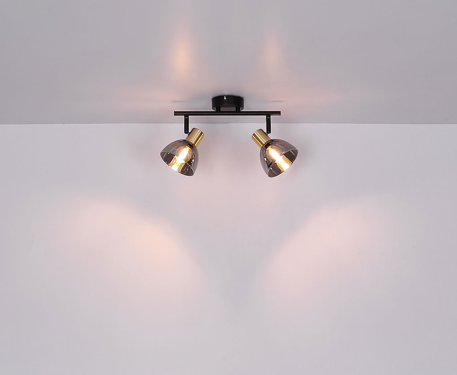 Deckenstrahler aus Metall in Schwarz mit zwei verstellbaren Leuchten, seitliche Perspektive