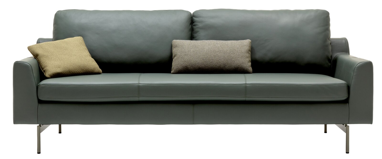 Frontale Ansicht eines modernen, grauen 4-Sitzer Sofas mit zwei dekorativen Kissen.