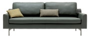 Frontale Ansicht eines modernen, grauen 4-Sitzer Sofas mit zwei dekorativen Kissen.