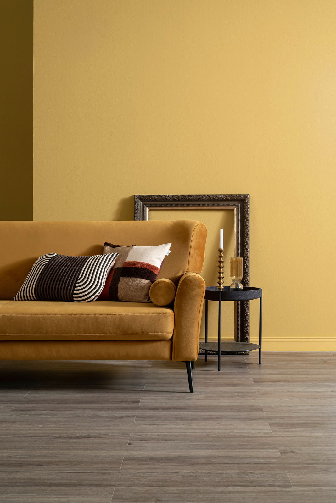 Schöner Wohnen Zierkissenhülle ART Zierkissenhülle 45x45 cm auf einem senfgelben Sofa, seitliche Perspektive