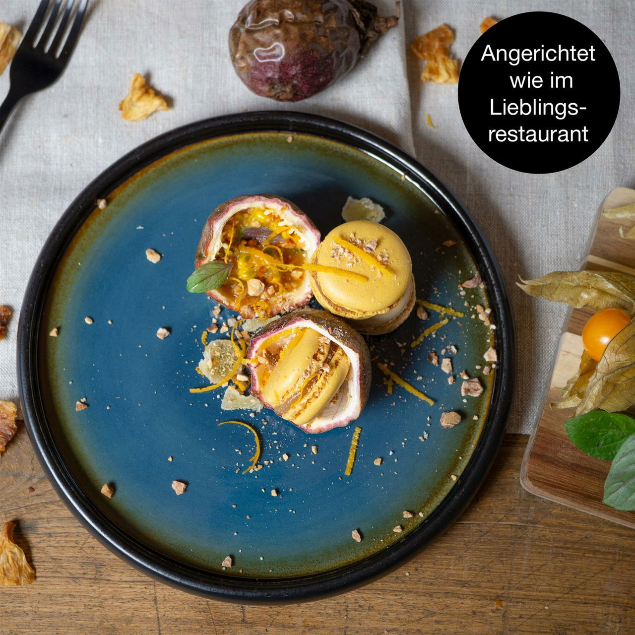 Dessertteller in Blau-Braun mit kunstvoll angerichtetem Dessert, aus der Vogelperspektive fotografiert.