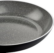 Nahaufnahme einer BALLARINI Bratpfanne BOLOGNA GRANITIUM CERAMIC mit 20 cm Durchmesser, die die granitartige Antihaftbeschichtung zeigt.