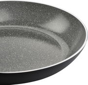 Nahaufnahme einer BALLARINI Bratpfanne BOLOGNA GRANITIUM CERAMIC mit 20 cm Durchmesser, die die granitartige Antihaftbeschichtung zeigt.