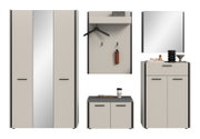 Modernes Flurmöbel-Set in Beige und Grau mit schwarzen Griffen: hoher Garderobenschrank, Wandpaneel mit Ablage und Haken, Schuhbank mit Polster sowie Kommode mit Spiegel, frontal aus der Vorderansicht gezeigt.