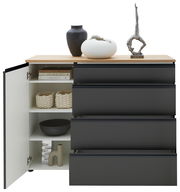 Kombi-Kommode 135 mit geöffneter Tür und Schubladen, dekoriert mit Vasen und Skulptur, Frontalansicht