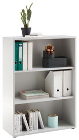 Weißes, niedriges Regal mit drei Fächern, gefüllt mit Büchern, Ordnern und Dekorationen, aus frontaler Perspektive.