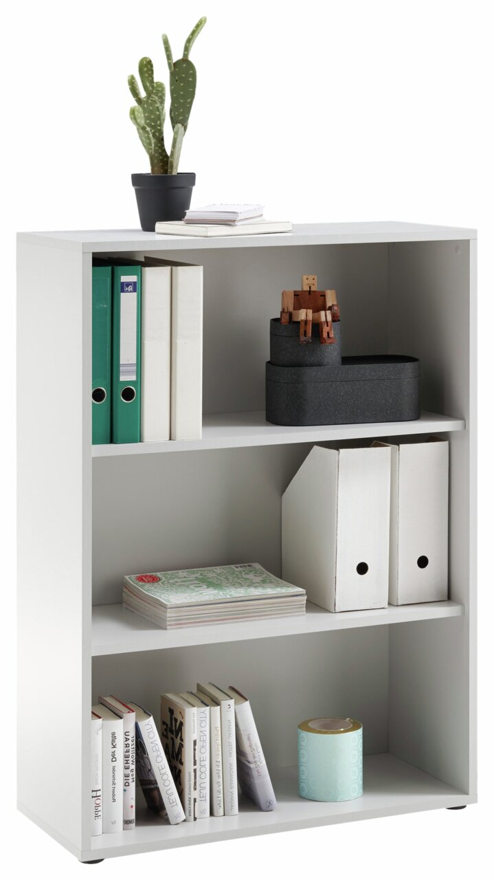 XORA Regal niedrig FINITO Weißes, niedriges Regal mit drei Fächern, gefüllt mit Büchern, Ordnern und Dekorationen, aus frontaler Perspektive.