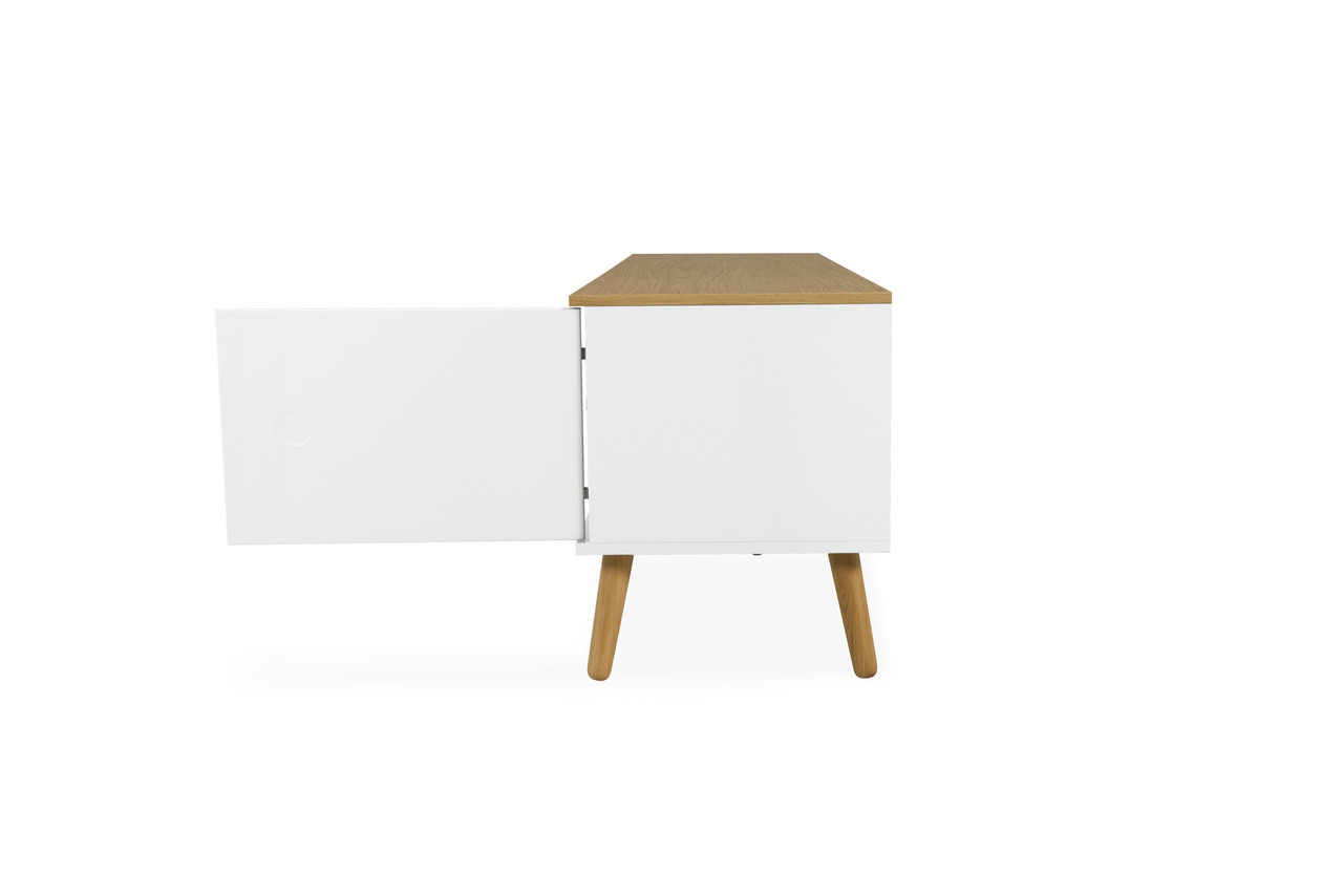 Seitenansicht eines TV-Boards mit weißer Tür und Holzoberfläche, eine Tür ist geöffnet.