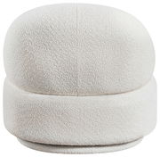 Frontansicht eines weißen, modernen Sessels mit runder, gepolsterter Form und weicher Textur.