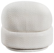 Frontansicht eines weißen, modernen Sessels mit runder, gepolsterter Form und weicher Textur.