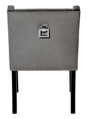 Rückansicht eines grauen Stuhls mit Nietenverzierung und quadratischem Griff an der Rückenlehne.