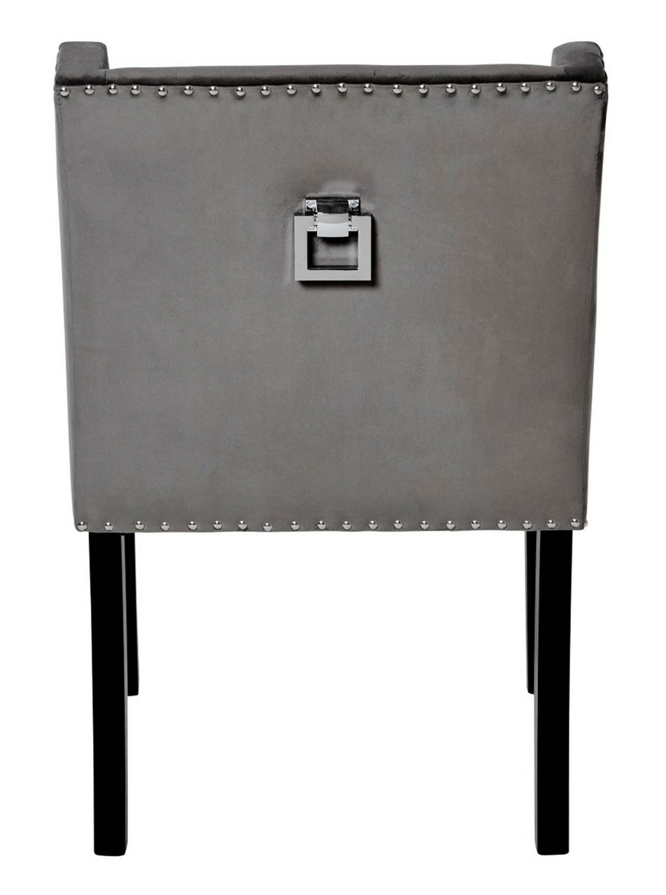 Rückansicht eines grauen Stuhls mit Nietenverzierung und quadratischem Griff an der Rückenlehne.