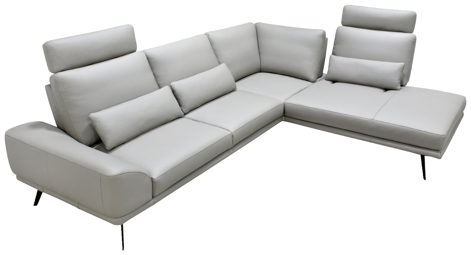 Moderne lichtgrijze hoekbank met chaise longue, verstelbare hoofdsteunen, lendenkussens en slanke zwarte poten, schuin van voren gezien