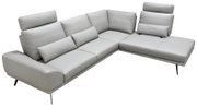 Moderne lichtgrijze hoekbank met chaise longue, verstelbare hoofdsteunen, lendenkussens en slanke zwarte poten, schuin van voren gezien