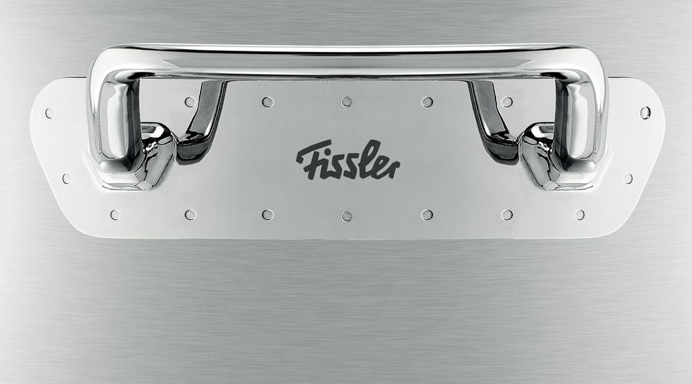 Nahaufnahme eines Edelstahlgriffs mit Fissler-Logo auf einem Topfset.