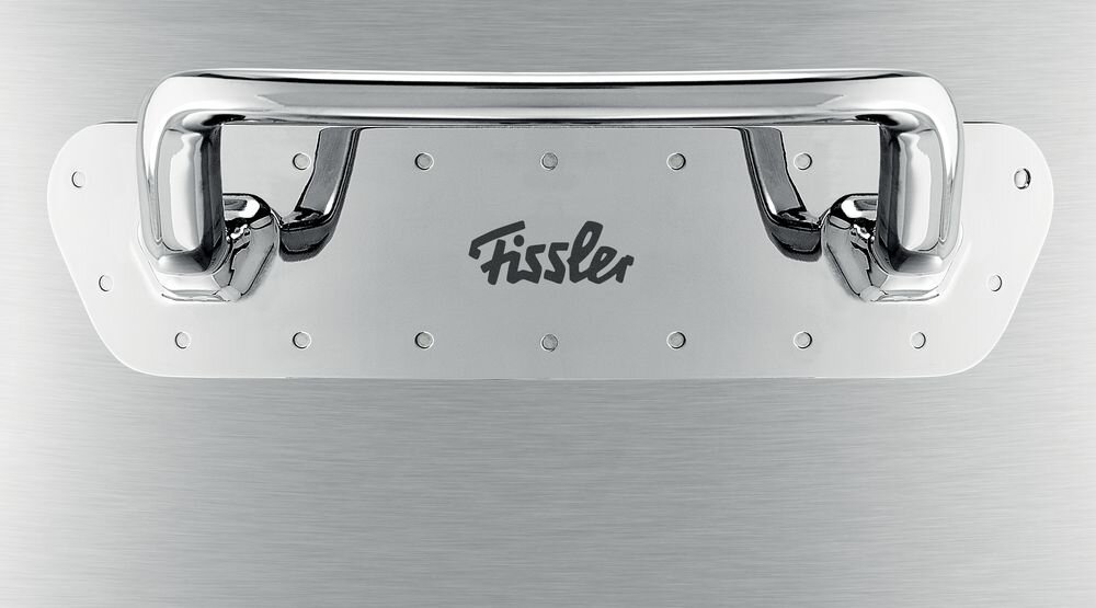 Nahaufnahme eines Edelstahlgriffs mit Fissler-Logo auf einem Topfset.