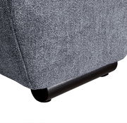 Nahaufnahme der unteren Ecke eines grauen Big-Sofas mit schwarzem Fuß, seitliche Perspektive.