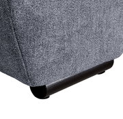 Nahaufnahme der unteren Ecke eines grauen Big-Sofas mit schwarzem Fuß, seitliche Perspektive.