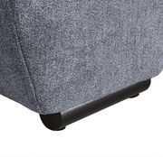 Nahaufnahme der unteren Ecke eines grauen Big-Sofas mit schwarzem Fuß, seitliche Perspektive.