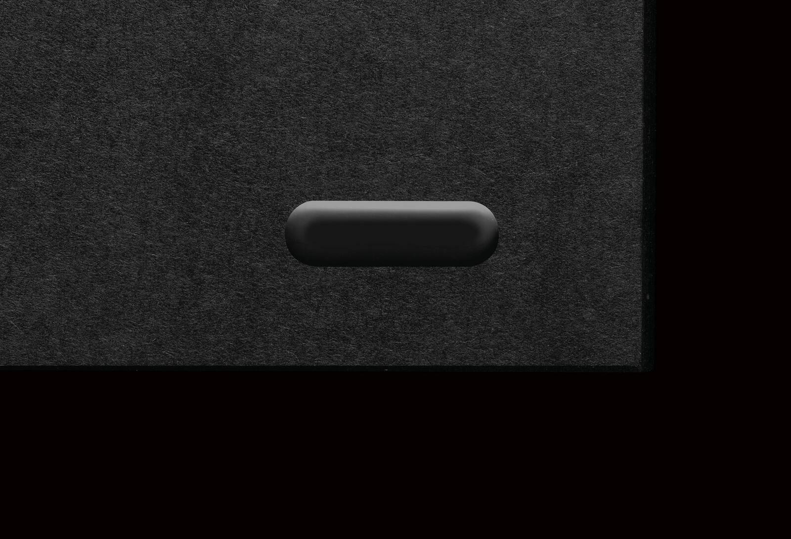 Nahaufnahme eines schwarzen Schneidebrett-Halters mit einer rechteckigen Form, von oben betrachtet.