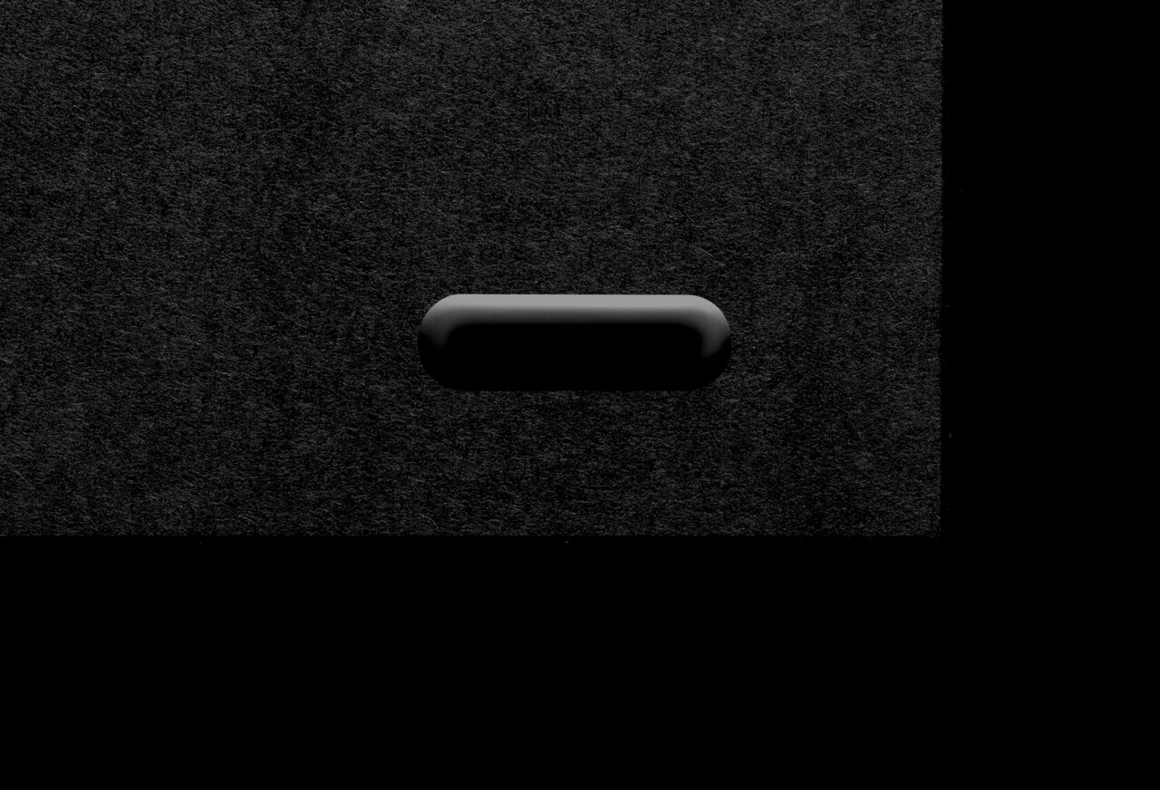 Nahaufnahme eines schwarzen Schneidebrett-Halters mit einer rechteckigen Form, von oben betrachtet.