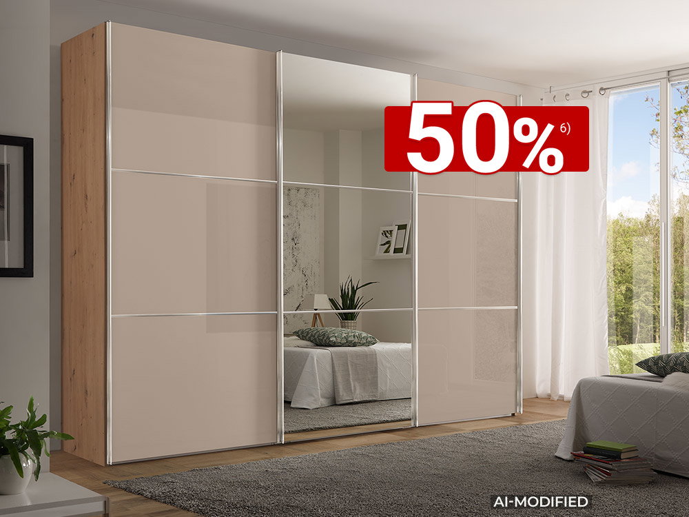 Großer Schwebetürenschrank in Beige und Holzoptik mit mittiger Spiegeltür in einem hellen Schlafzimmer.