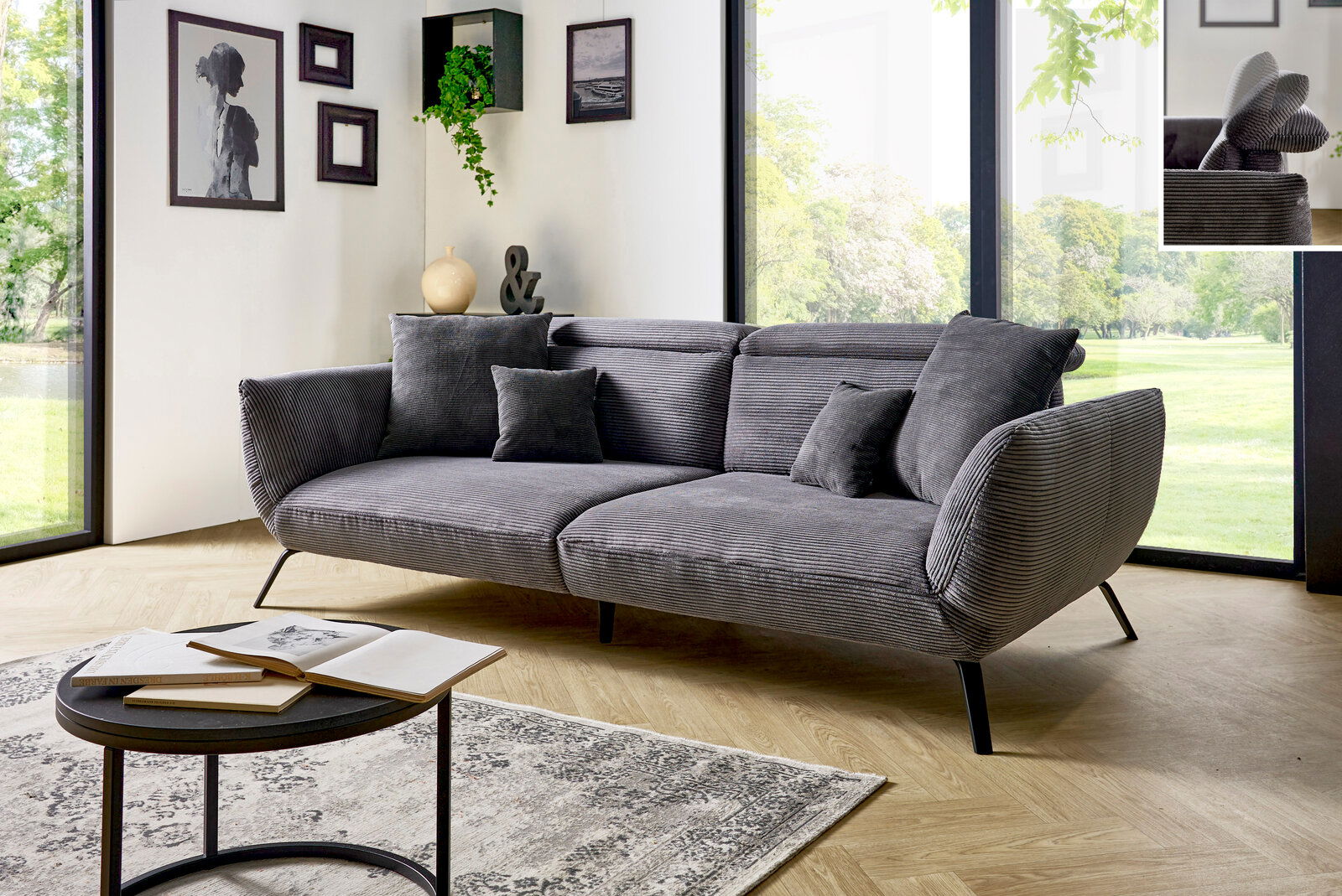 Graues Megasofa mit Kissen in modernem Wohnzimmer, seitliche Perspektive