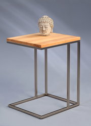Moderner Beistelltisch mit Holzplatte und Metallgestell, seitliche Perspektive