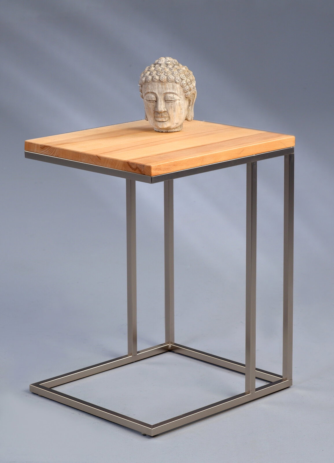 Moderner Beistelltisch mit Holzplatte und Metallgestell, seitliche Perspektive