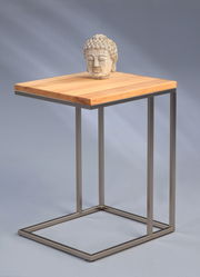 Moderner Beistelltisch mit Holzplatte und Metallgestell, seitliche Perspektive