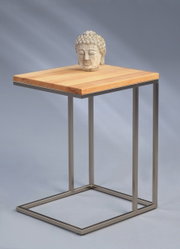 Moderne bijzettafel met houten blad en metalen onderstel, zijaanzicht