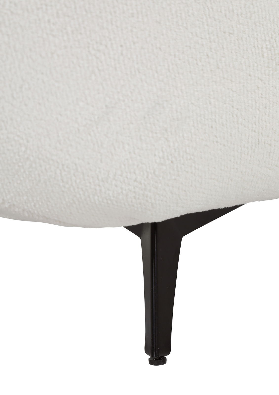 Nahaufnahme eines schwarzen Metallbeins eines Megasofas mit weißem Stoffbezug, seitliche Perspektive