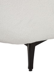 Nahaufnahme eines schwarzen Metallbeins eines Megasofas mit weißem Stoffbezug, seitliche Perspektive