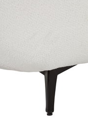 Nahaufnahme eines schwarzen Metallbeins eines Megasofas mit weißem Stoffbezug, seitliche Perspektive