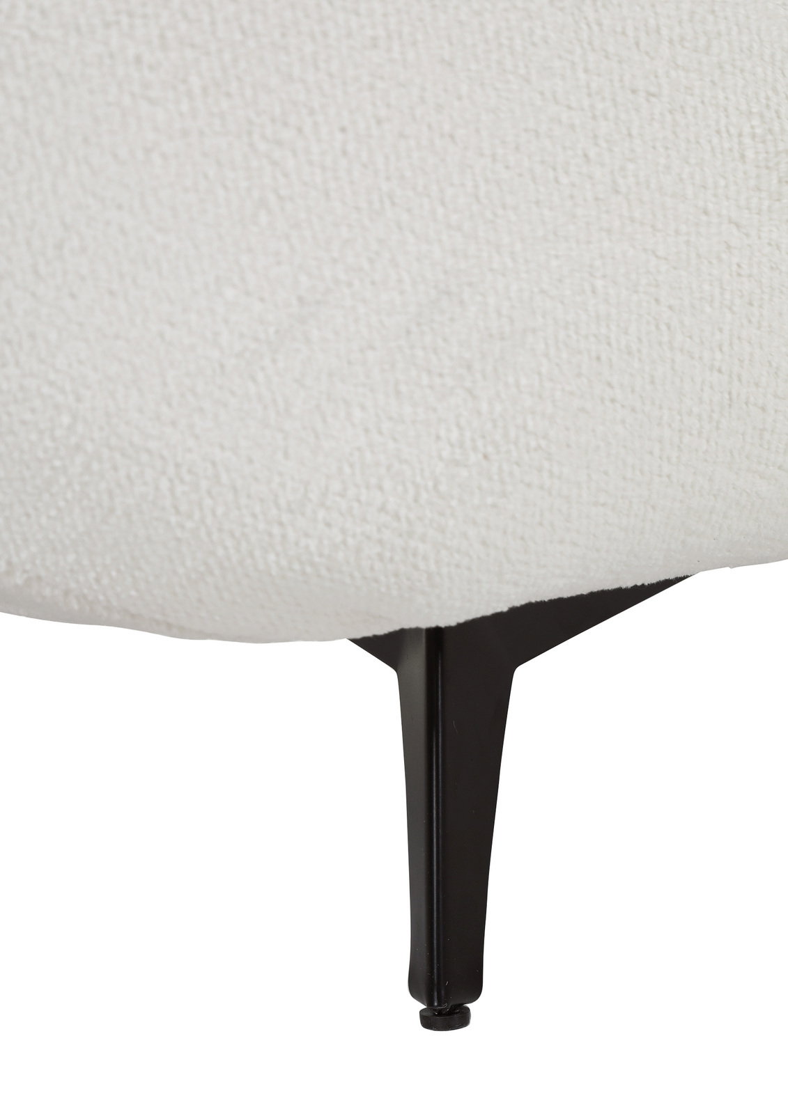 Nahaufnahme eines schwarzen Metallbeins eines Megasofas mit weißem Stoffbezug, seitliche Perspektive