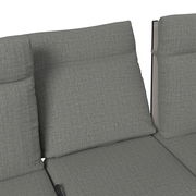 Nahaufnahme der Rückenlehne einer grauen Gartenbank mit gepolsterten Kissen, seitliche Perspektive